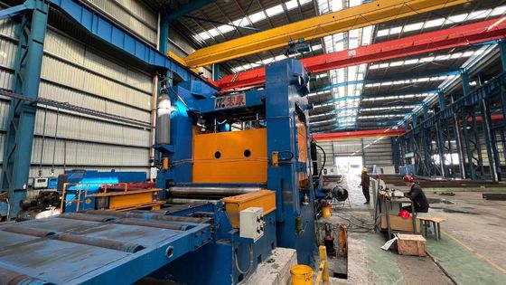 Lijn voor het gelijkstellen en doorsnijden van warmgewalste stalen spoelen met een dikte van 10-25 mm