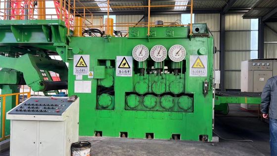 Hoge precisie PLC-gecontroleerde spoelen leveler voor het platmaken en terugdraaien van staal spoelen