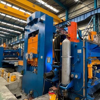 Concurrerende automatische snijlijn voor stalen spoelen met een snijmachine voor het uitspannen van de spoelen