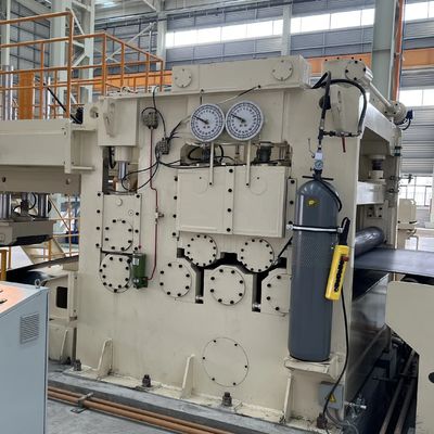 Machines voor het snijden van rollen van staalconstructies en voor het snijden van rollen
