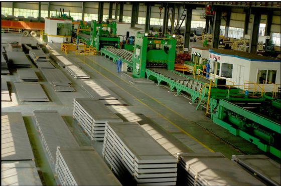 Verstelmachine voor het ontrollen en snijden van precieze stalen spoelen in staalfabrieken