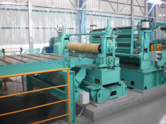 Verstelmachine voor het ontrollen en snijden van precieze stalen spoelen in staalfabrieken