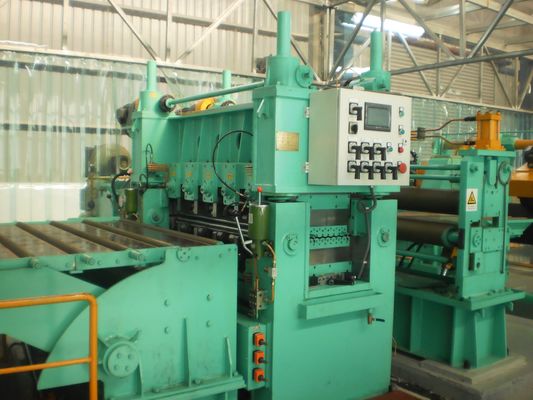240KW hoge productiviteit metalen spoel afrollende nivellerende vliegende schaarcombinatielijn