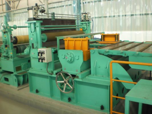 240KW hoge productiviteit metalen spoel afrollende nivellerende vliegende schaarcombinatielijn