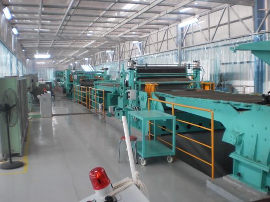 240KW hoge productiviteit metalen spoel afrollende nivellerende vliegende schaarcombinatielijn